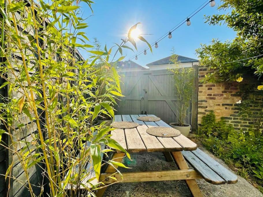 דיל Northdene Cottage - Cosy Old Fisherman'S Cottage Two Mins From Sea - Free Parking - Wood Burning Stove - Roll Top Bath - Dog Friendly מראה חיצוני תמונה