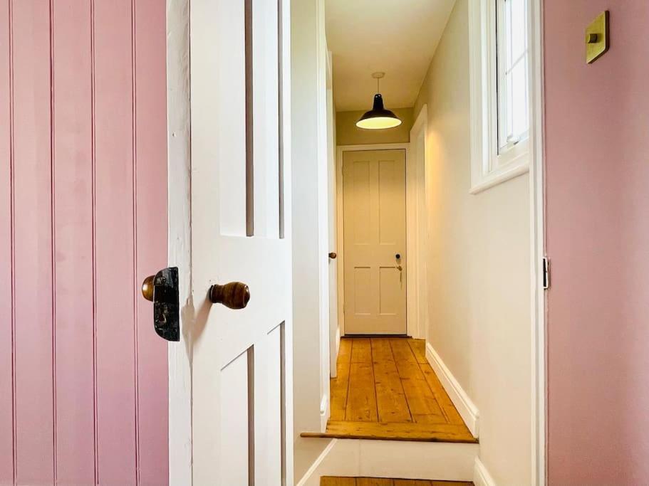 דיל Northdene Cottage - Cosy Old Fisherman'S Cottage Two Mins From Sea - Free Parking - Wood Burning Stove - Roll Top Bath - Dog Friendly מראה חיצוני תמונה