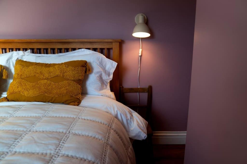 דיל Northdene Cottage - Cosy Old Fisherman'S Cottage Two Mins From Sea - Free Parking - Wood Burning Stove - Roll Top Bath - Dog Friendly מראה חיצוני תמונה