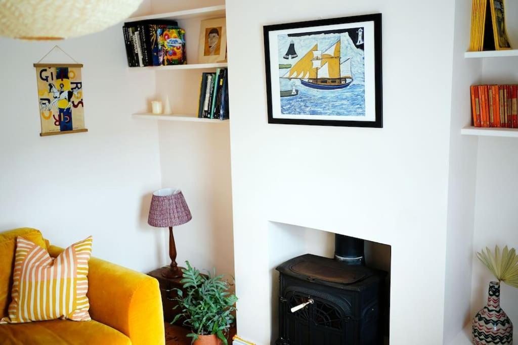 דיל Northdene Cottage - Cosy Old Fisherman'S Cottage Two Mins From Sea - Free Parking - Wood Burning Stove - Roll Top Bath - Dog Friendly מראה חיצוני תמונה