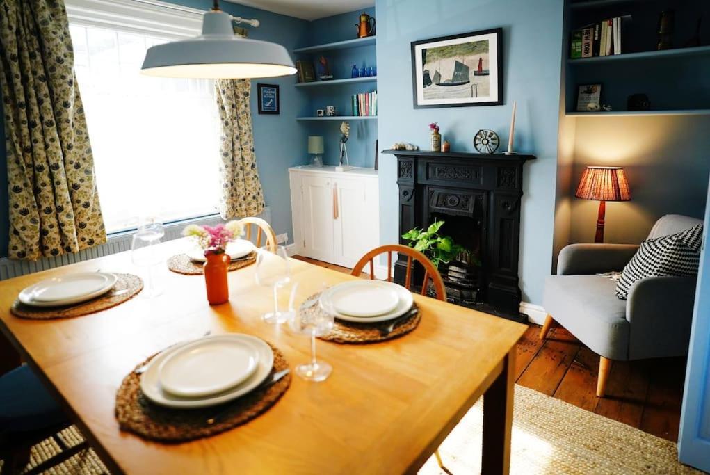 דיל Northdene Cottage - Cosy Old Fisherman'S Cottage Two Mins From Sea - Free Parking - Wood Burning Stove - Roll Top Bath - Dog Friendly מראה חיצוני תמונה