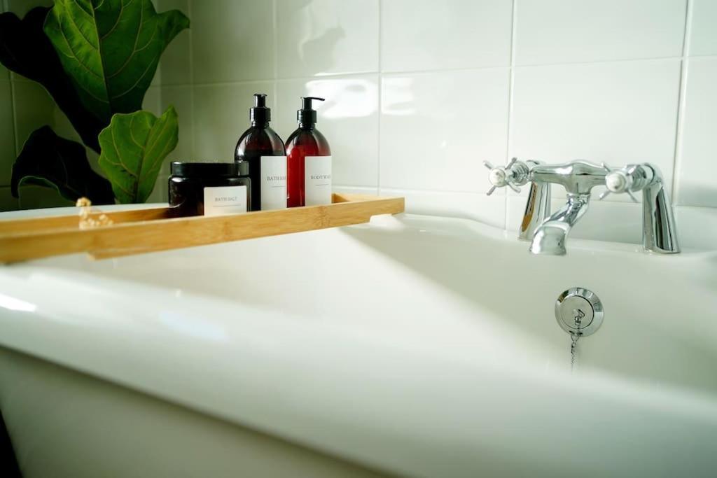 דיל Northdene Cottage - Cosy Old Fisherman'S Cottage Two Mins From Sea - Free Parking - Wood Burning Stove - Roll Top Bath - Dog Friendly מראה חיצוני תמונה