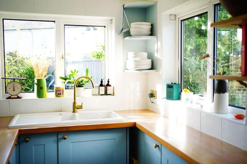 דיל Northdene Cottage - Cosy Old Fisherman'S Cottage Two Mins From Sea - Free Parking - Wood Burning Stove - Roll Top Bath - Dog Friendly מראה חיצוני תמונה